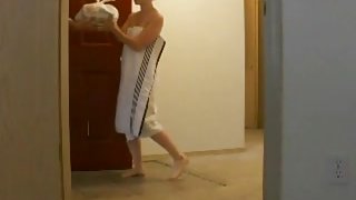 Amateurdrops her towel for a delivery guy